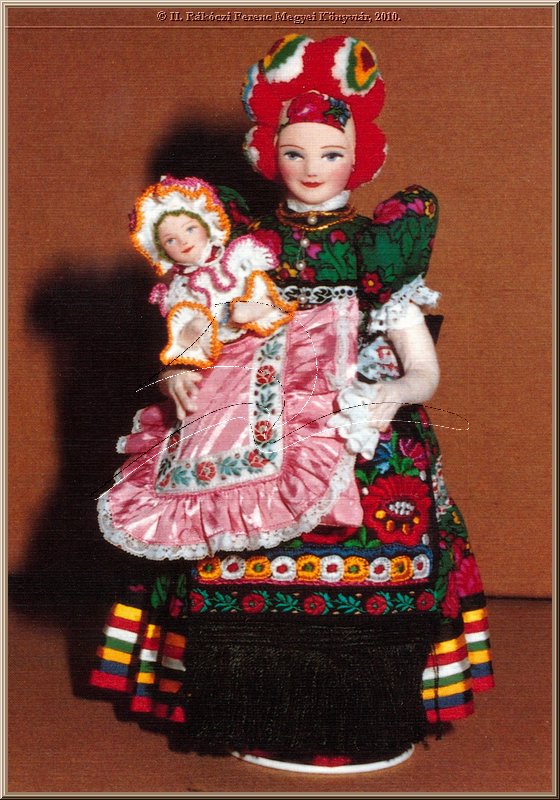 mezokovesd_matyo_lakodalmas_fiatalasszony_gyerekkel.jpg