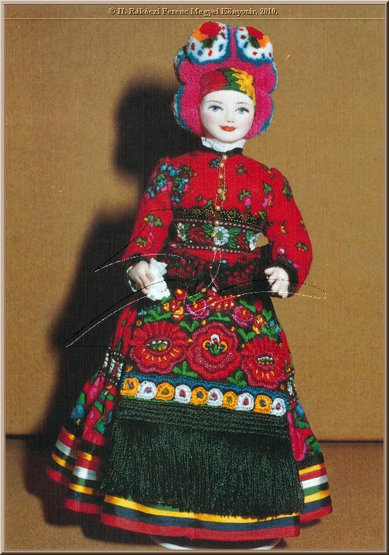 mezokovesd_matyo_lakodalmas_menyecske_csavarintos_kendovel.jpg