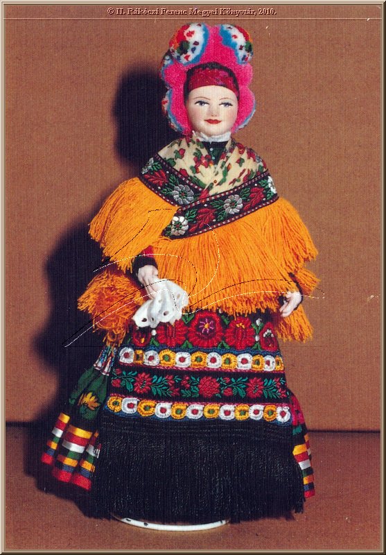 mezokovesd_matyo_lakodalmas_menyecske_csavarintos_kendovel_2.jpg