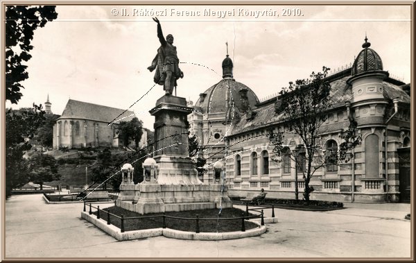 miskolc_erzsebet_ter_kossuth_szoborral_2.jpg