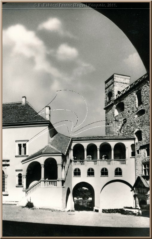 sarospatak_rakoczi_var_perenyi_loggia_02.jpg
