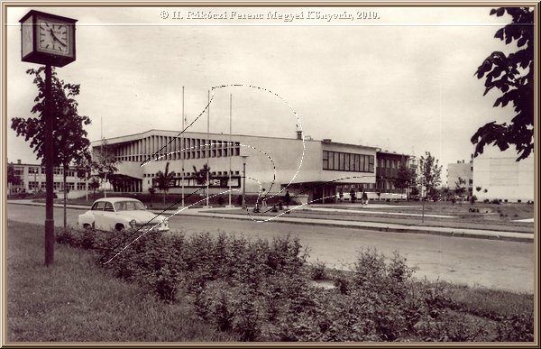 leninvaros_derkovits_gyula_muvelodesi_kozpont.jpg