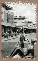leninvaros_uzletsor_az_anya_es_leanya_c_szoborral.jpg